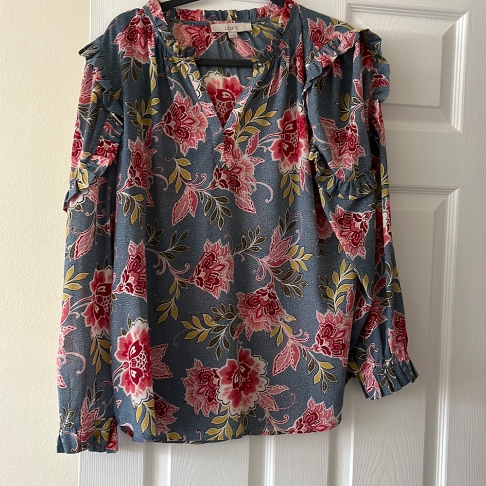 Barely worn Loft blouse. Excellent condition